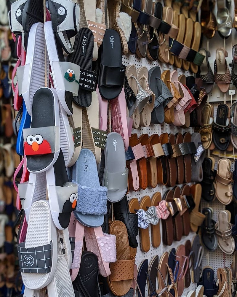 Linking Road Market - Linking Road Market 33rd Rd, Khar, Khar West, Mumbai, Maharashtra 400052, India