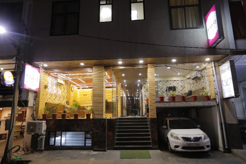 Hotel Raas Palace - Hotel Raas Palace 10 Fateh Singh Market Opp ITC Rajputana Sheraton, Station Rd, Gopalbari, Jaipur, Rajasthan 302006, India