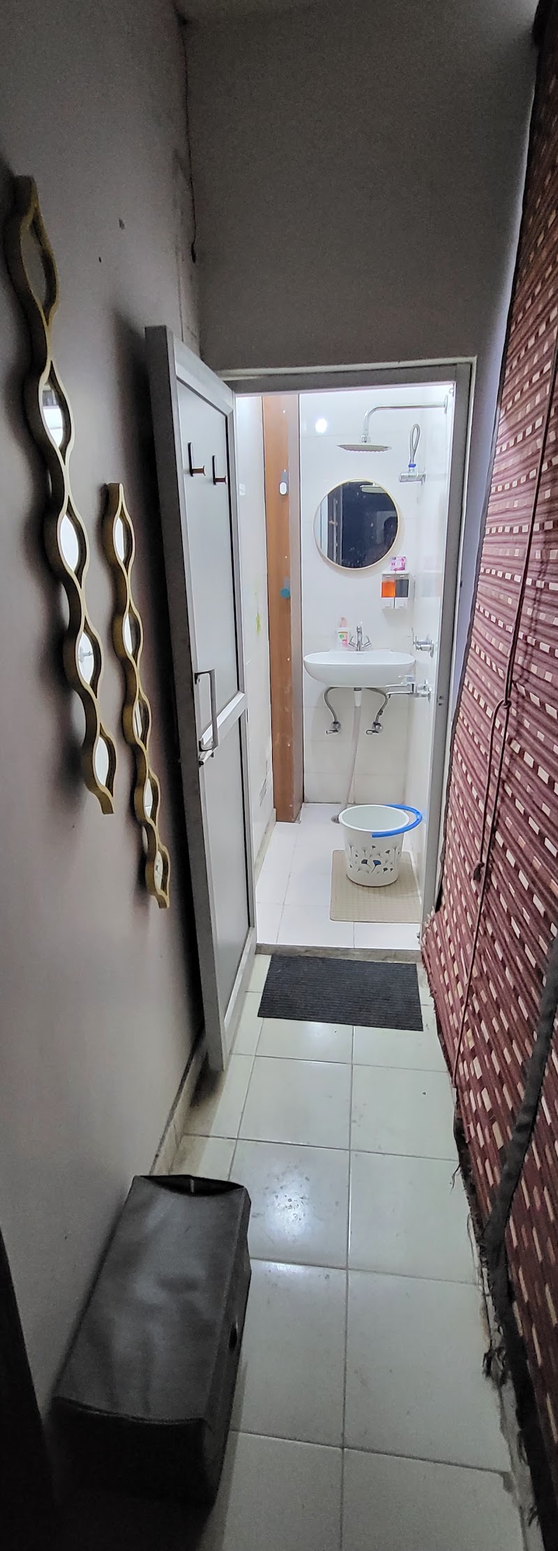 Man Dee Luxury Room - Man Dee Luxury Room Plot no 35, Third Floor, Veer complex, 36, Block 13, Block F, Spring Field Colony, Sector 32, Faridabad, Haryana 121003, India