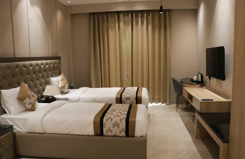 Infinity Stays - Hotel Near Medanta - Infinity Stays - Hotel Near Medanta Plot no. 15, near Medanta hospital, Medicity, Islampur Colony, Sector 38, Gurugram, Haryana 122018, India