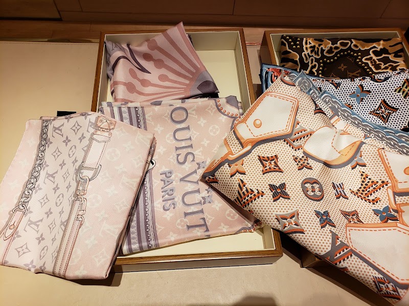 Louis Vuitton Paramus Garden State Plaza - Louis Vuitton Paramus Garden State Plaza 1 Garden State Plaza Pkwy Space 1130, Paramus, NJ 07652, USA
