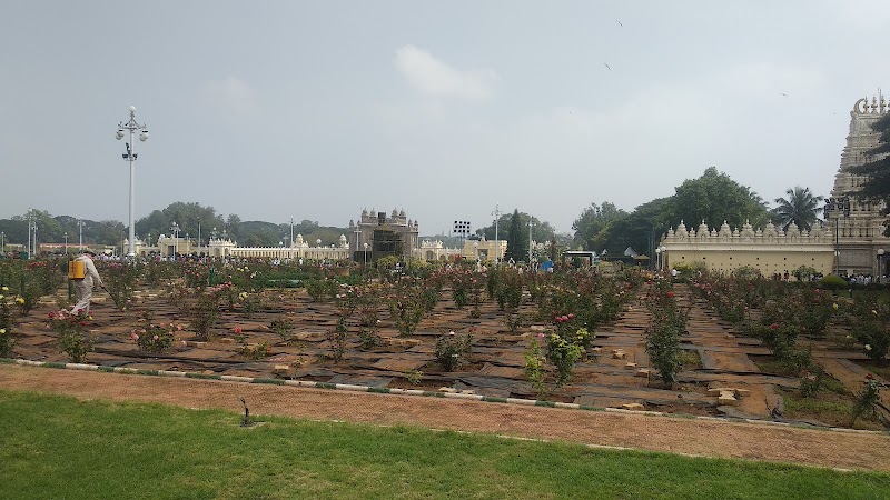 ಮೈಸೂರು ಅರಮನೆ ಉದ್ಯಾನವನ - ಮೈಸೂರು ಅರಮನೆ ಉದ್ಯಾನವನ 8M44+3F7, Agrahara, Chamrajpura, Mysuru, Karnataka 570001, India