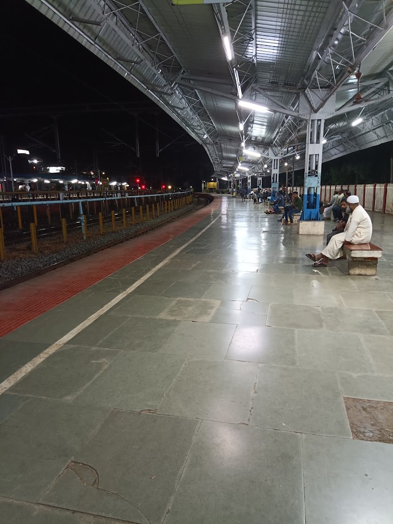 Kozhikode railway station platform No 4 - Kozhikode railway station platform No 4, 6QWJ+274, Palayam, Kozhikode, Keralam 673001, India