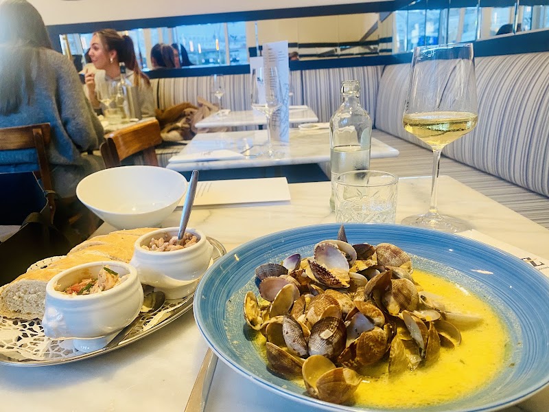 NZ Seafoodbar - NZ Seafoodbar Stationsplein 81-83, 5211 BM 's-Hertogenbosch, Netherlands