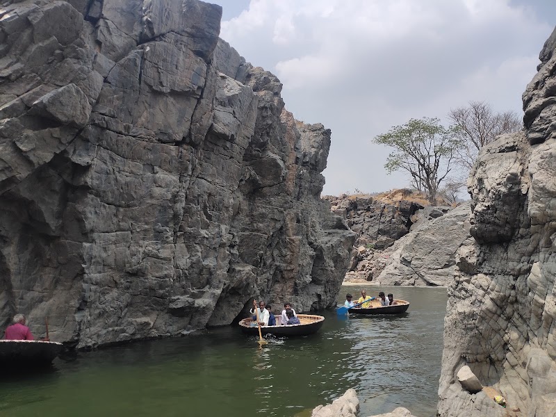 HOGENAKKAL WATERFALLS KARNATAKA - HOGENAKKAL WATERFALLS KARNATAKA, 4Q6F+FGJ, Madheswara Betta - Hogenakkal Falls Rd, Gopinatham, Karnataka 571490, India