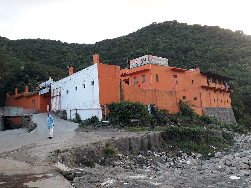 Shri Radha Damodar Temple, Junagadh - Shri Radha Damodar Temple, Junagadh, Shree Radha Damodarji Charitable Trust Damodar Kund, Girnar Rd, Junagadh, Gujarat 362002, India