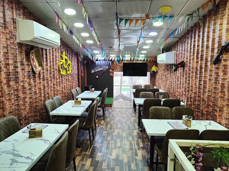 Tandoori Hut RPD - Tandoori Hut RPD 64, K 26, New Link Rd, opp. Bikaji Sweets, Old Sonal Industrial Estate, Kanchpada, Malad West, Mumbai, Maharashtra 400064, India