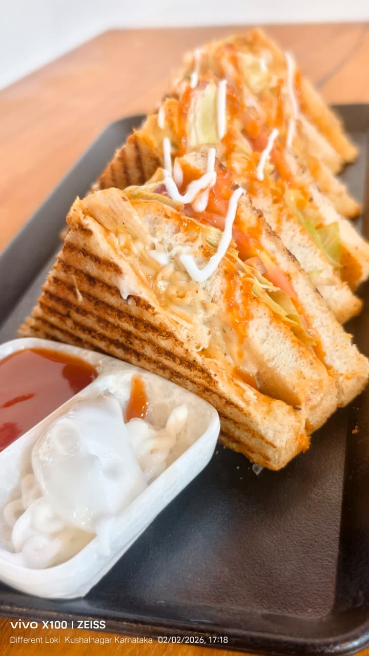 TOP ROOF CAFE - TOP ROOF CAFE 3RD FLOOR, CAPITAL TOWER, BM Rd, near RELIANCE DIGITAL, Kushalnagar, Karnataka 571234, India