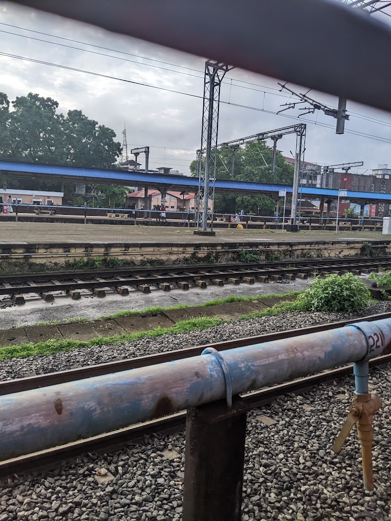 Kozhikode Railway Station Foot Over Bridge - Kozhikode Railway Station Foot Over Bridge, 6QWJ+R8V, Unnamed Road, Palayam, Kozhikode, Keralam 673001, India