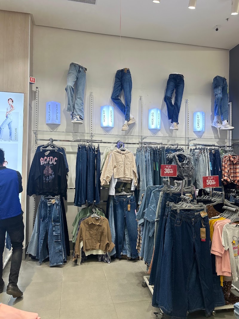 Max - Max Lulu International Shopping Mall, Anayara, Kochuveli, Thiruvananthapuram, Kerala 695029, India