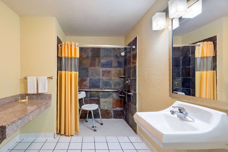 Days Inn by Wyndham Near Seaworld San Antonio - Days Inn by Wyndham Near Seaworld San Antonio 6010 Northwest Loop 410, San Antonio, TX 78238, USA