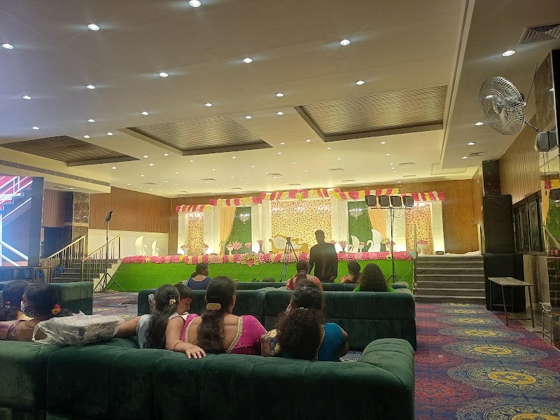 SANTOSHI'S RAICHUR HUB - SANTOSHI'S RAICHUR HUB, Gandhi Chowk, Haji Colony, Raichur, Karnataka 584101, India