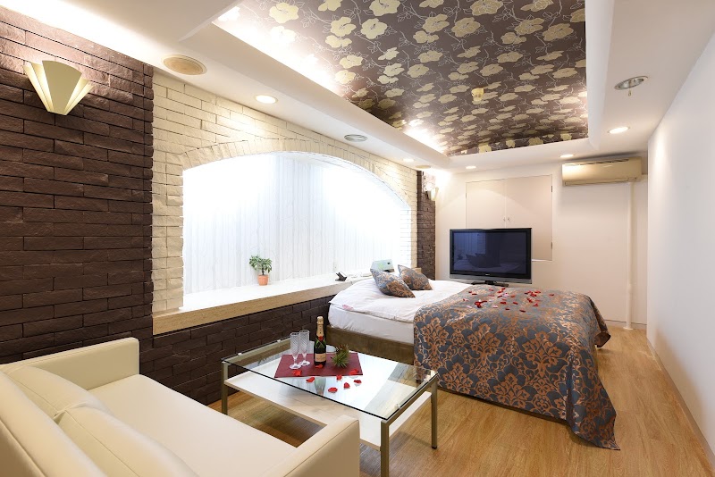 Hotel Frontier