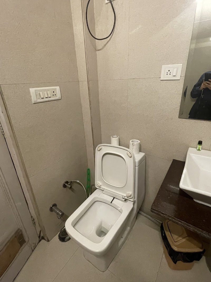 Woodpecker Apartments Hauz khas - Woodpecker Apartments Hauz khas, D1/3, Ground Floor, near SBI, Hauz Khas Market, Block D1, Hauz Khas, New Delhi, Delhi 110016, India