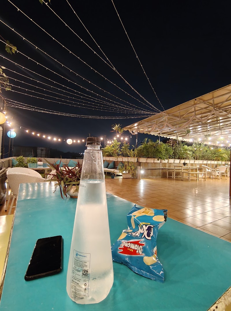 Locomo Hostel OG | Stay • Work • Eat - Locomo Hostel OG | Stay • Work • Eat 2nd Flr, Krishna Villa, abv Bank Of Maharashtra, Monghibai Rd, Navpada, Vile Parle East, Vile Parle, Mumbai, Maharashtra 400057, India