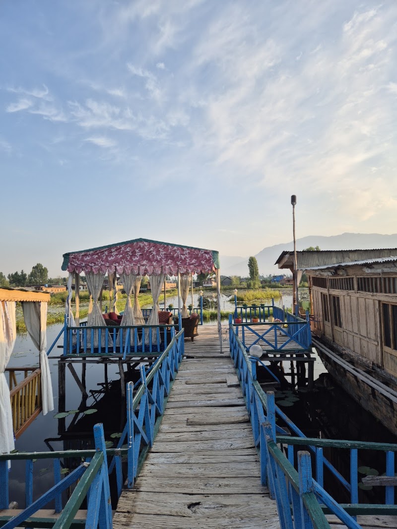 Houseboat Wild Rose - Dal Lake -Best Houseboat in Srinagar ,Kashmir - Houseboat Wild Rose - Dal Lake -Best Houseboat in Srinagar ,Kashmir, ghat no. 15, Nehru park, near floating post office, Karapura, Rainawari, Srinagar, 190003