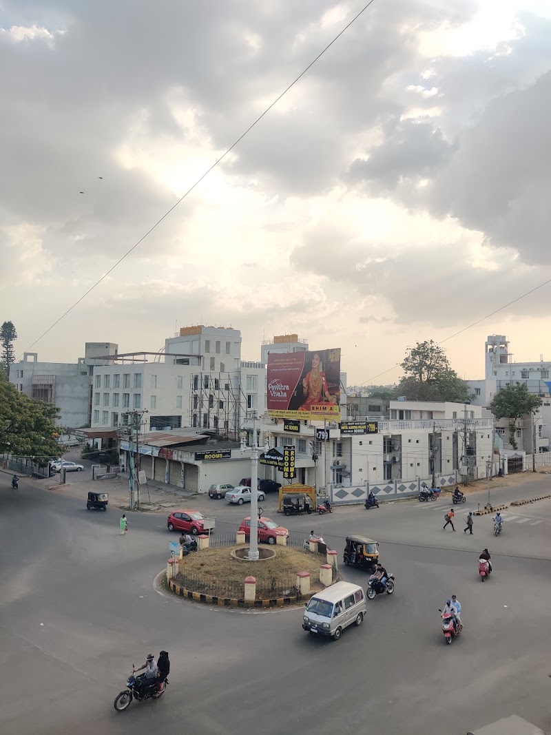 Five light Circle - Five light Circle 8M95+6Q9, Earangere, Mandi Mohalla, Mysuru, Karnataka 570001, India