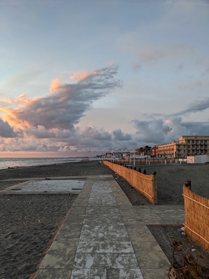 Spiaggia libera Gialla - Spiaggia libera Gialla, Lungomare Paolo Toscanelli, 137a, 00121 Lido di Ostia RM, Italy