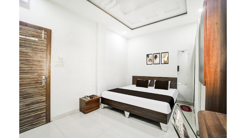 Super Collection O by OYO Ujjain City Centre Formerly Hotel Olive Inn - Super Collection O by OYO Ujjain City Centre Formerly Hotel Olive Inn 92/4, near Shastri Nagar, Aditya Nagar, Sindhi Colony, Ujjain, Madhya Pradesh 456010, India