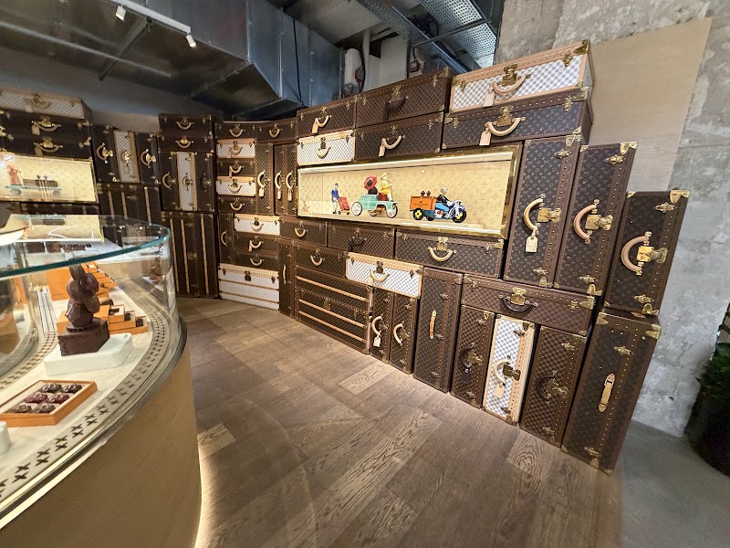 Louis Vuitton - Louis Vuitton 2 Rue du Pont Neuf, 75001 Paris, France