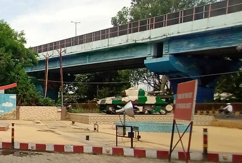 Army Truck Cariappa Gate - Army Truck Cariappa Gate CRX8+H47, Canton, Dhoomanganj, Prayagraj, Uttar Pradesh 211001, India