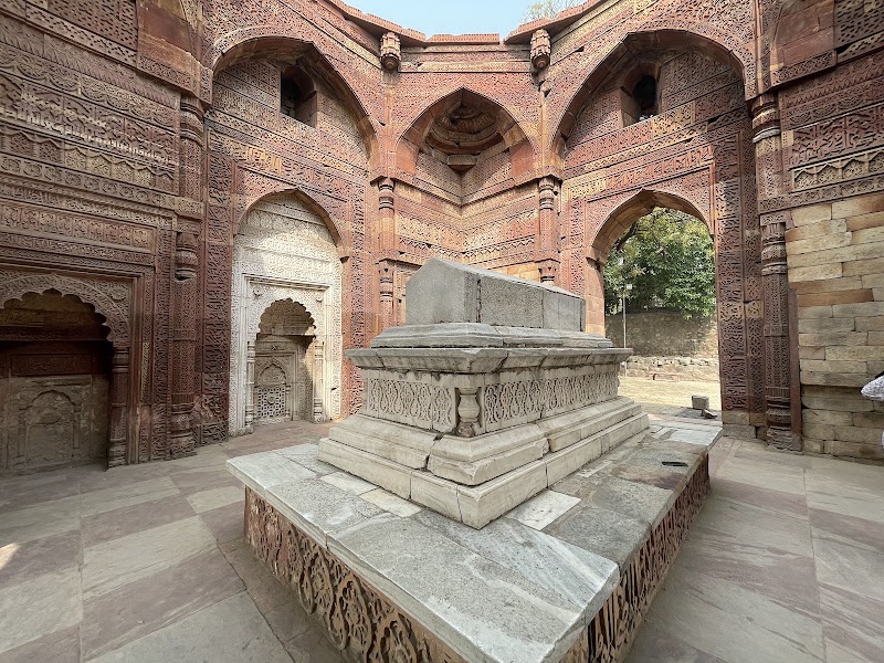 Iron Pillar of Mehrauli, Delhi - Iron Pillar of Mehrauli, Delhi Mehrauli, G5FM+VXW, Seth Sarai, Mehrauli, New Delhi, Delhi 110030, India