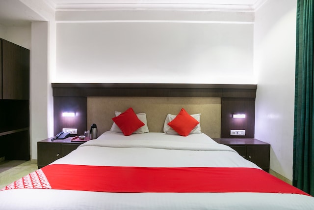 Collection O Prince Residency - Collection O Prince Residency Gopal Krishna Gokhale Marg, near Thane Railway Station, opp. Ashok Cinema, Jambli Naka, Thane West, Mumbai, Thane, Maharashtra 400602, India