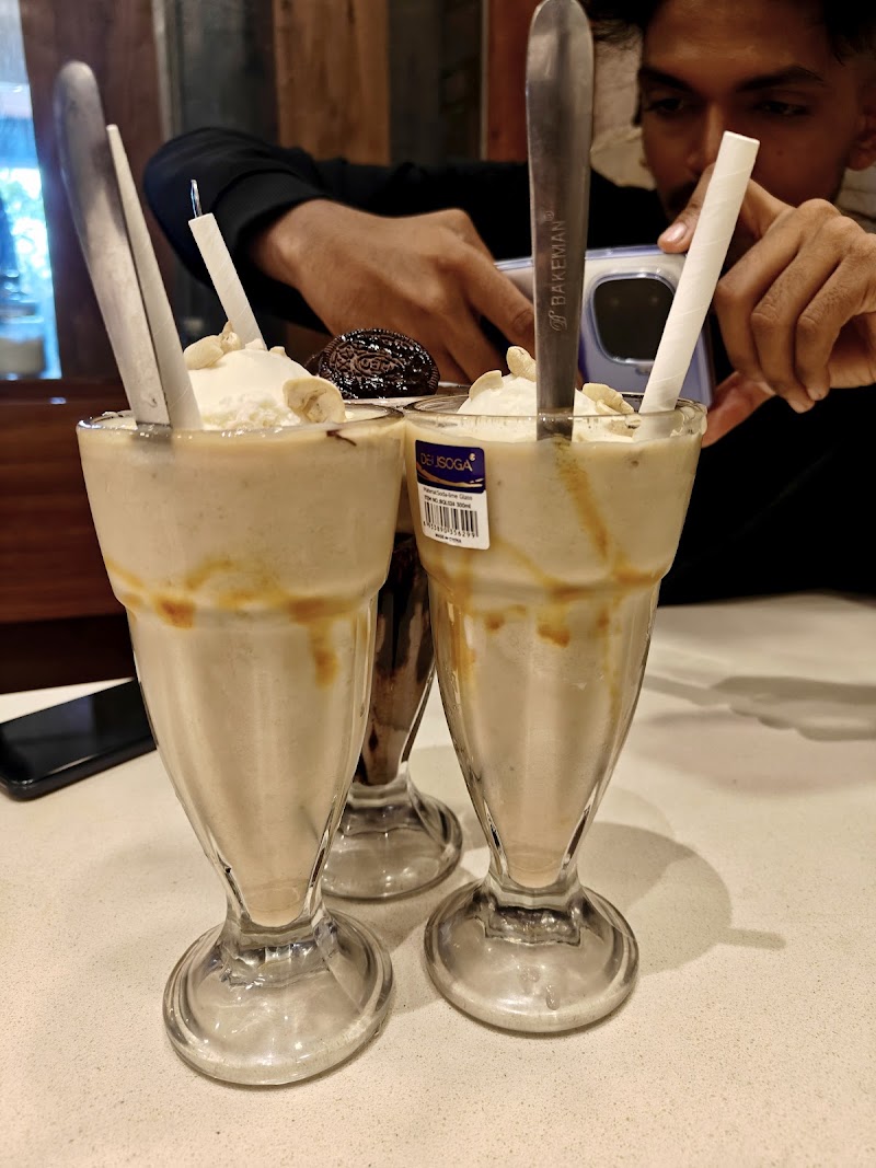 Shake Palace - Shake Palace, W7P7+358, Aroor - Thoppumpady Rd, Thoppumpady, Kochi, Keralam 682005, India