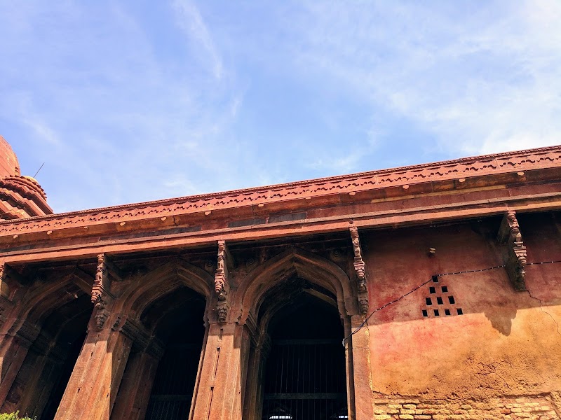 Shri Radha Madan Mohan Ji Mandir, Vrindavan - Shri Radha Madan Mohan Ji Mandir, Vrindavan, VIP Rd, near Banke Bihari Temple, Goda Vihar, Vrindavan, Uttar Pradesh 281121, India