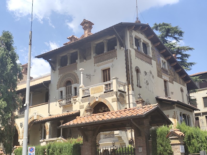 Lampadario quartiere Coppedè - Lampadario quartiere Coppedè, Via Dora, 00198 Roma RM, Italy