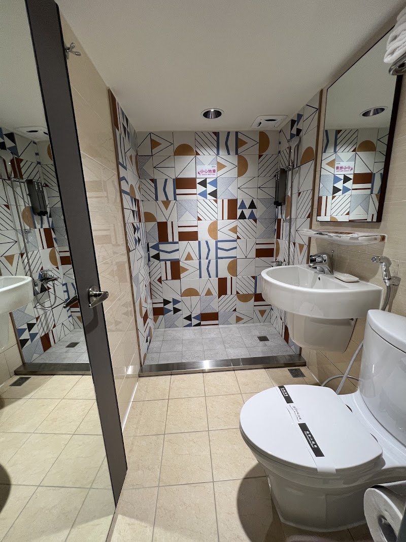 Royal Group Hotel Xiong Zhong Branch - Royal Group Hotel Xiong Zhong Branch No. 44號, Jianguo 3rd Rd, Gangxi Village, Sanmin District, Kaohsiung City, Taiwan 807