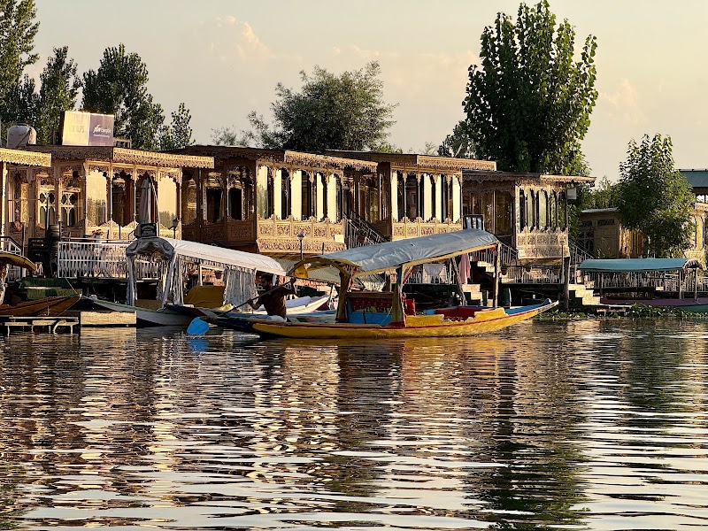 Best View Group Of Houseboats - Best View Group Of Houseboats GHAT, NO. 9, Boulevard Rd, opposite HOTEL SHAH ABBAS DAL LAKE, Karapura, Rainawari, Srinagar, 190001