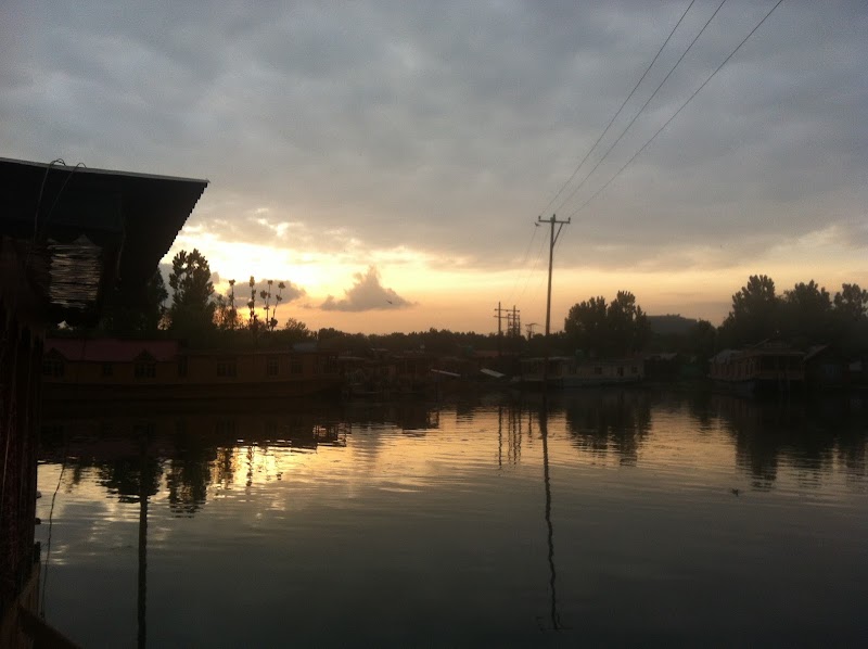 Royal Lodge Group of Houseboats - Royal Lodge Group of Houseboats, Ghat NO. 7,Bulward Road,Dal Lake, Karapura, Rainawari, Srinagar, 190001