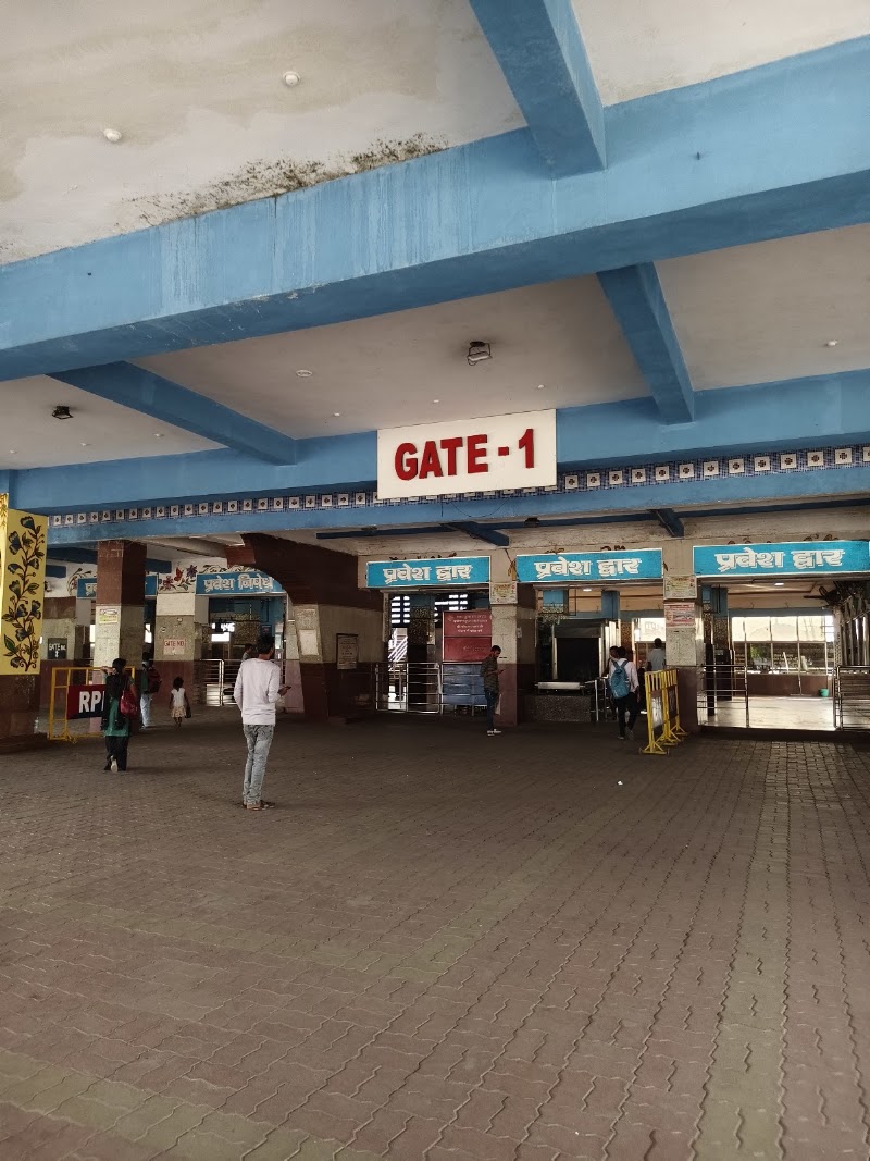 Dhanbad Railway Station - Dhanbad Railway Station, QCVH+37W, Junction, Pandey Muhalla, Dhanbad, Jharkhand 826007, India