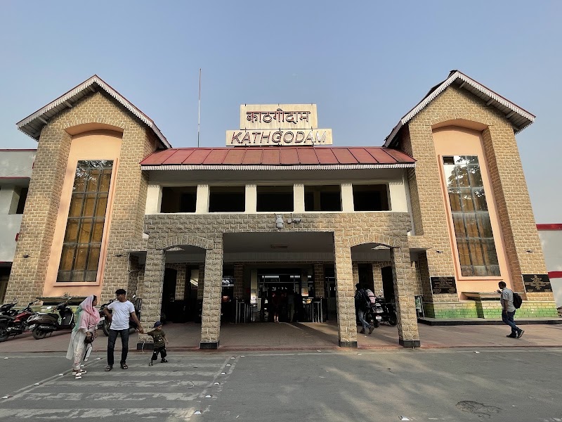 Kathgodam Railway Station - Kathgodam Railway Station 7G8W+PM6, Railway Colony Rd, Kathgodam, Haldwani, Uttarakhand 263126, India