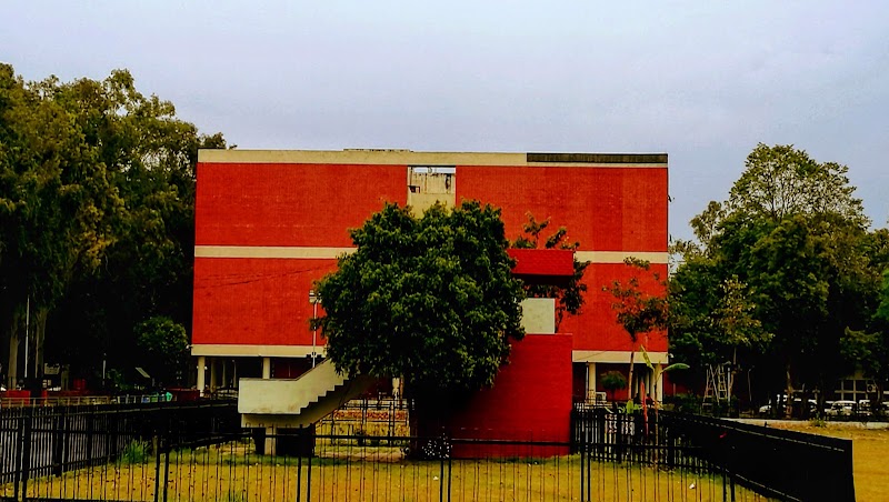Central Administrative Tribunal Bench - Central Administrative Tribunal Bench, opp. Hotel Shivalik View, 17H, 17C, Sector 17, Chandigarh, 160017, India