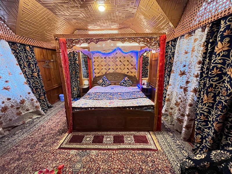 Young Shahzada Group of House boats - Young Shahzada Group of House boats, Golden Dal Lake, Boulevard Road, ghat no.09,, Srinagar,Kashmir, opp. New Park Hotel, Karapura, Rainawari, Srinagar, 190001