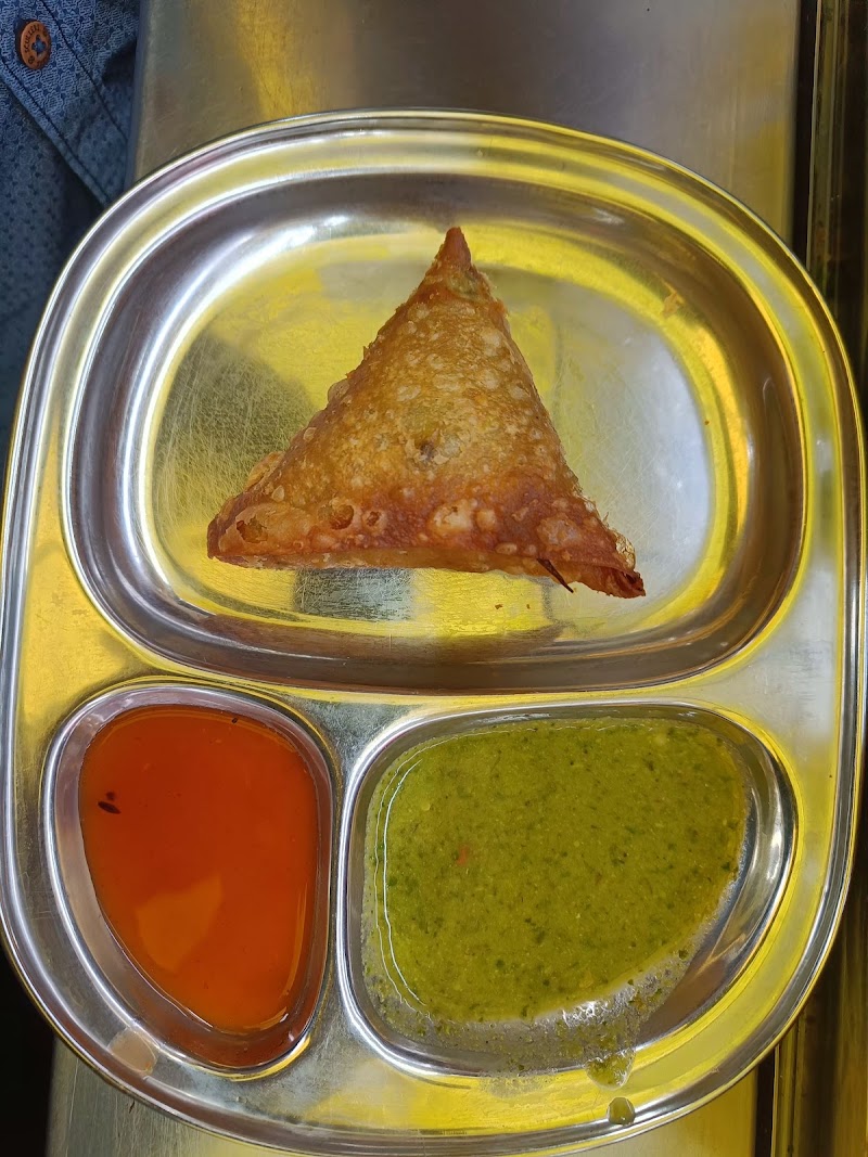Batata Vada Samrat - Batata Vada Samrat, Tilak Rd, Near Santacruz Station, Colabbag, Railway Colony, Santacruz (West), Mumbai, Maharashtra 400054, India