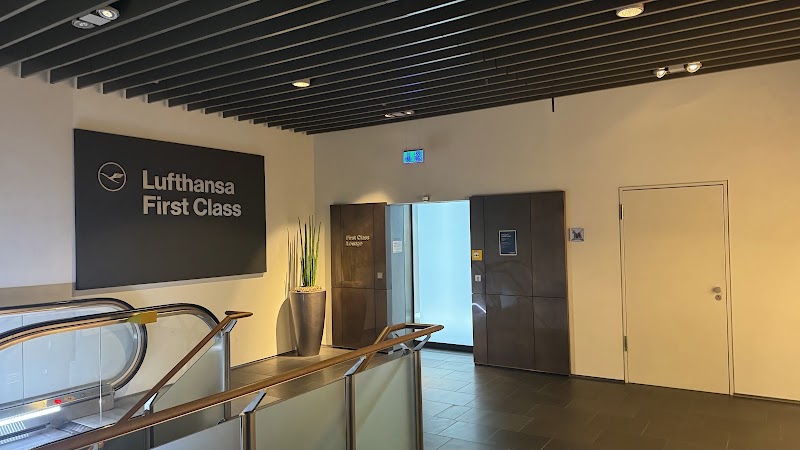 Lufthansa First Class Lounge B (Non-Schengen) - Lufthansa First Class Lounge B (Non-Schengen) Terminal 1, Departure, area B Upstairs next to, Gate B22, 60549 Frankfurt am Main, Germany