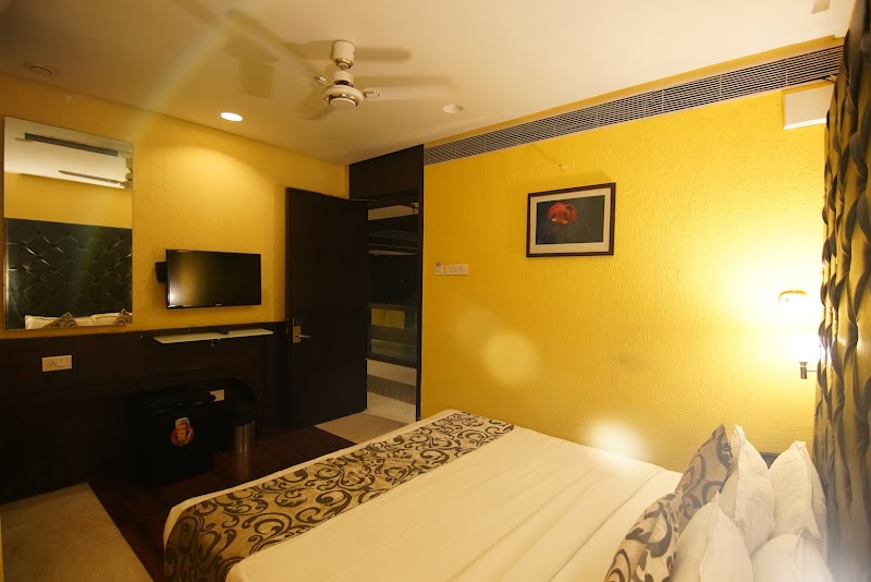 Hotel The Golden Oak - Hotel The Golden Oak P.H.N: 106, Main), R.N.M, Tehsil and District:, A/62, MG Rd, Village:, Raipur, Chhattisgarh 492001, India