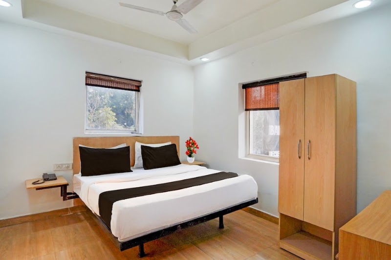 Collection O by OYO Vasundhara Enclave Delhi - Collection O by OYO Vasundhara Enclave Delhi Plot Number 1, Plot no. 1, Dallupura Road, Timber Market, Noida Rd, opposite Shani Dev Mandir, near Maharaj Agrasen College, Harijan Basti, Dallupura, Delhi, Noida, Uttar Pradesh 201301, India