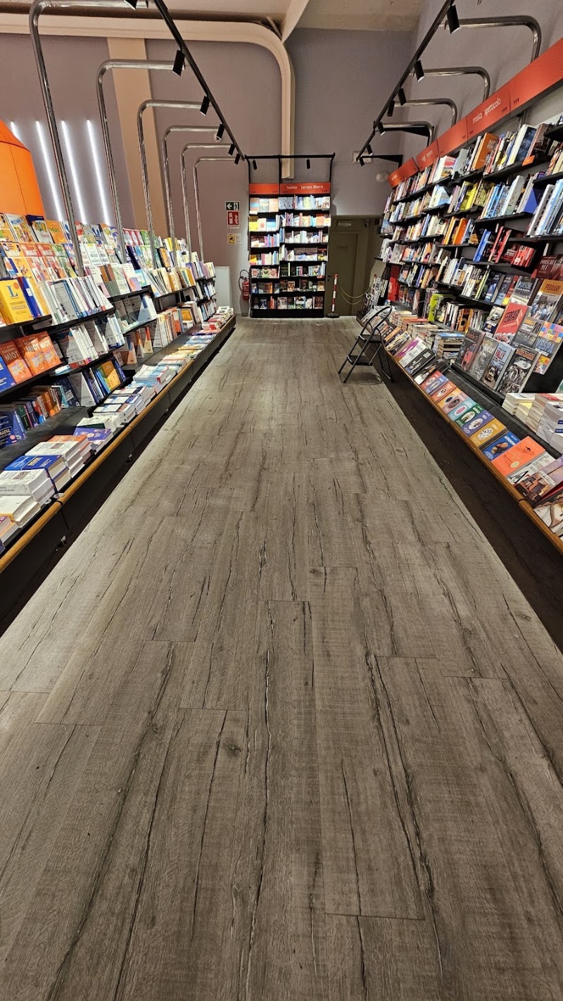Giunti al Punto Librerie - Giunti al Punto Librerie, Via Giuseppe Mazzoni, 27, 59100 Prato PO, Italy