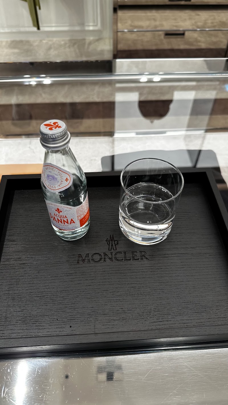 Moncler Amsterdam - Moncler Amsterdam Pieter Cornelisz Hooftstraat 90-92, 1071 CC Amsterdam, Netherlands