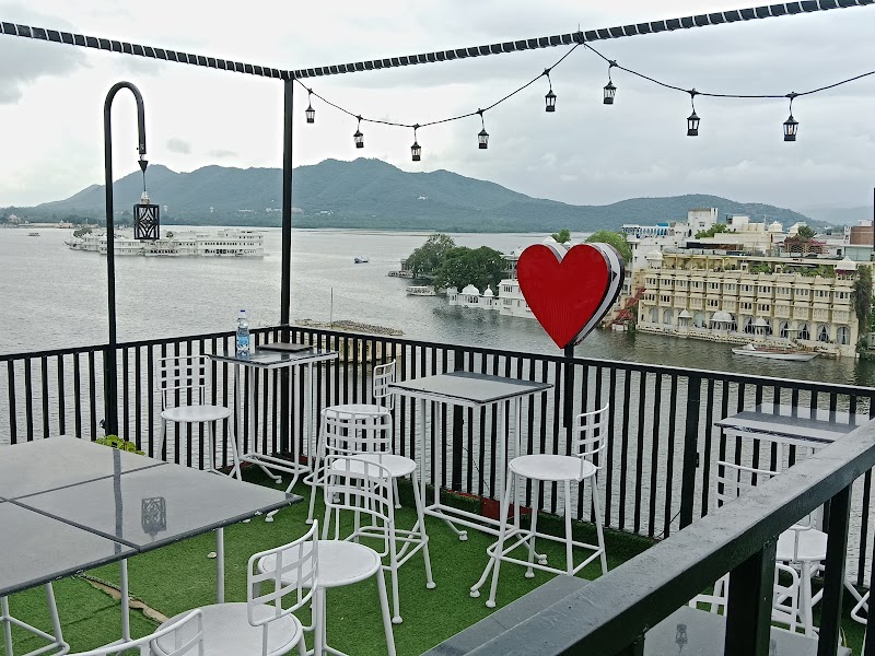 The Sky Lounge Udaipur - The Sky Lounge Udaipur Hotel Pichola Haveli Bagore Ki Haveli Museum, near Gangaur Ghat Marg, Hotel Gangaur Palace, Udaipur, Rajasthan 313004, India