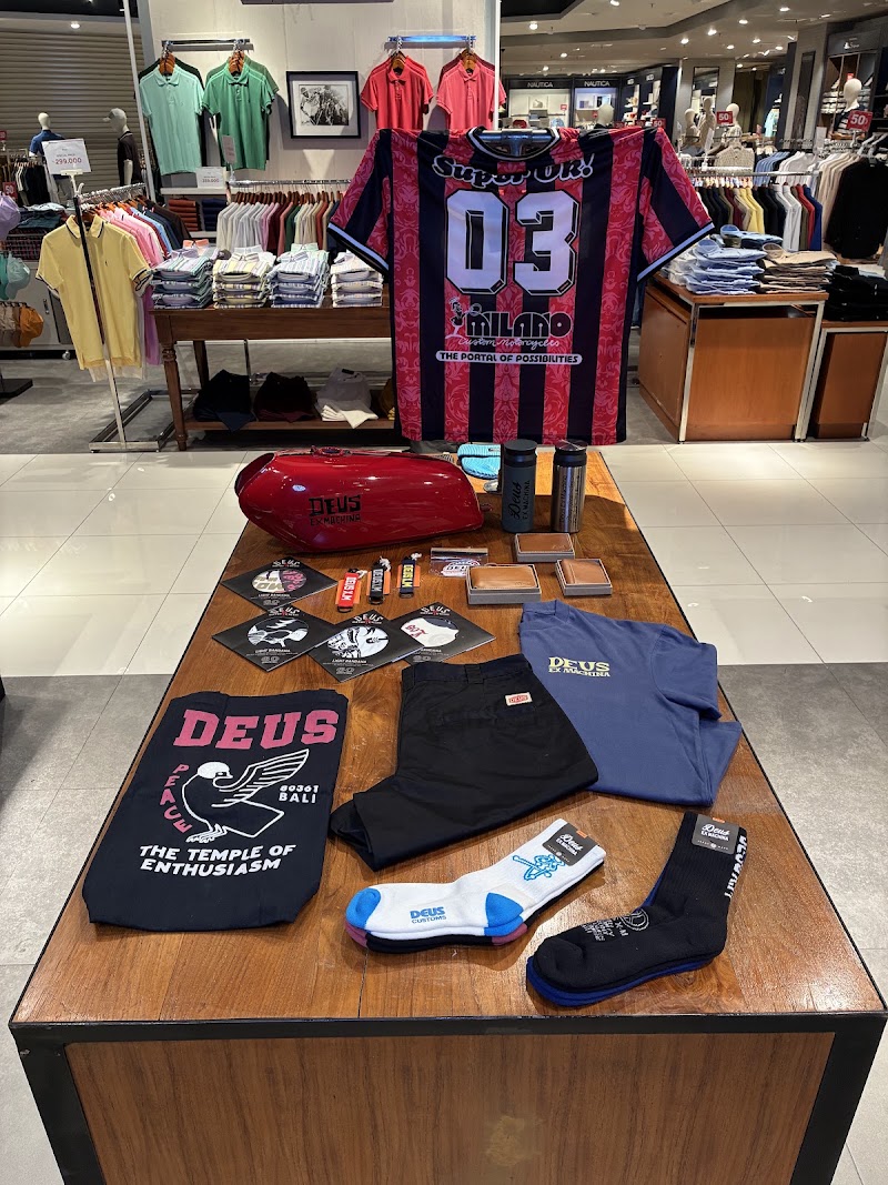 Deus Ex Machina - Pakuwon Mall Surabaya SOGO - Deus Ex Machina - Pakuwon Mall Surabaya SOGO, Lantai 1, Jalan Puncak Indah Lontar No. 2, Babatan, Kecamatan Wiyung, Babatan, Kota, Surabaya, Jawa Timur 60227, Indonesia