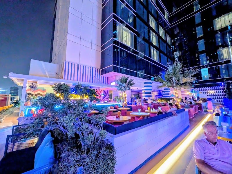 Lolita pool bar & lounge - Lolita pool bar & lounge Marasi Drive, Main Road - Pullman Dubai Downtown - PD Floor - الخليج التجاري - دبي - United Arab Emirates