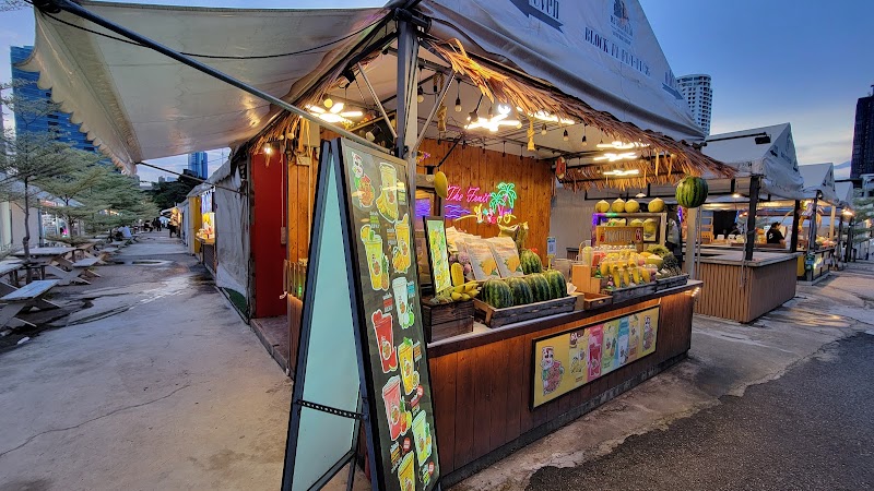 Train Night Market DanNeramit