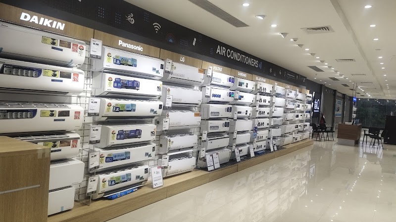Reliance Digital - Reliance Digital, Mezzanine & GF, Platinum Square, Chowk, near Mii Square, Telibandha, Raipur, Chhattisgarh 492001, India