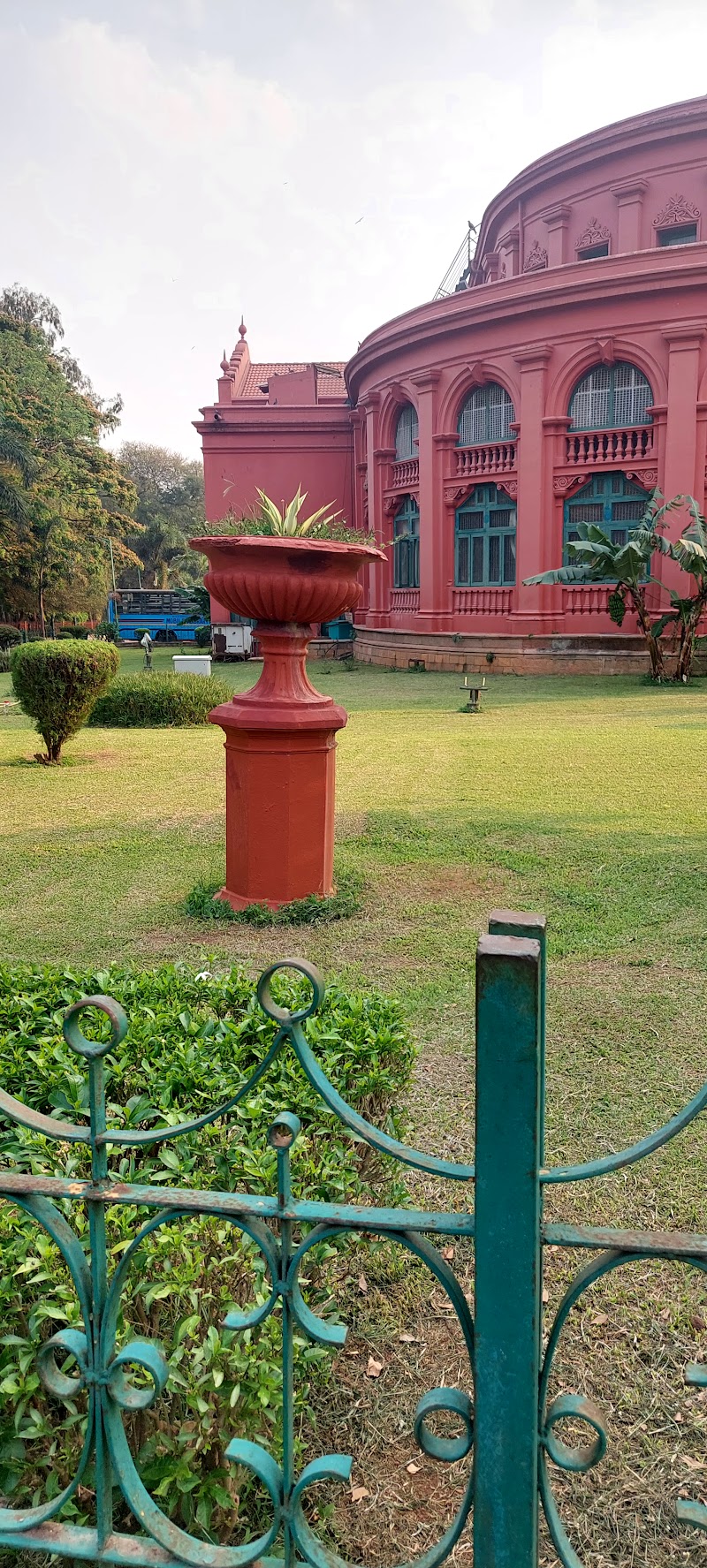 Ring wood circle cubbon park - Ring wood circle cubbon park Cubbon Park Rd, Nunegundlapalli, Ambedkar Veedhi, XHFR+QG3, Nunegundlapalli, Sampangi Rama Nagara, Bengaluru, Karnataka 560001, India