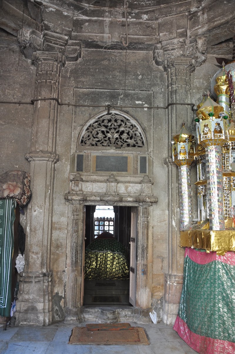 Ahmedshah Badshah's Tomb (4 Ahmed) - Ahmedshah Badshah's Tomb (4 Ahmed), 2499, Badshah No Hajiro, Manek Chowk, Old City, Danapidth, Khadia, Ahmedabad, Gujarat 380001, India